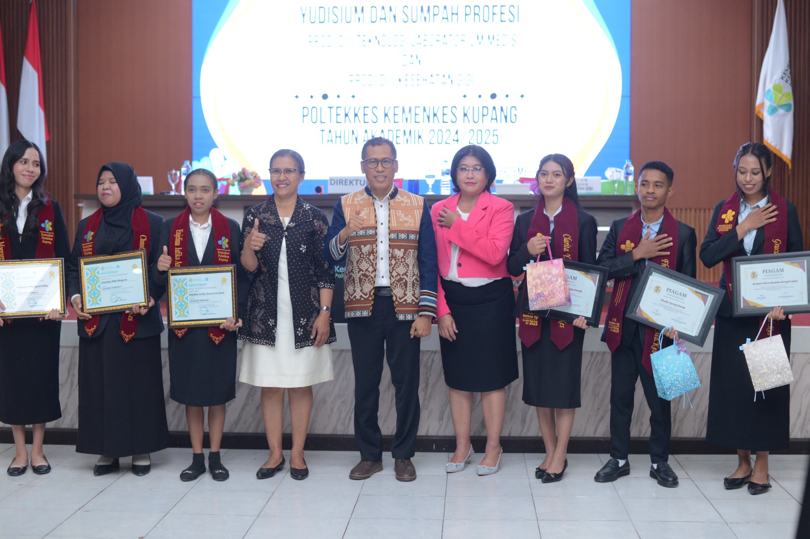 Poltekkes Kemenkes Kupang Gelar Yudisium dan Sumpah Profesi Prodi TLM dan Prodi Kesehatan Gigi 2025