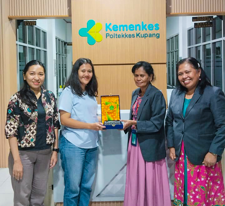 Perjanjian kerjasama  stikes RKZ Surabaya dengan Poltekkes kupang adopsi inovasi aplikasi si-AMI