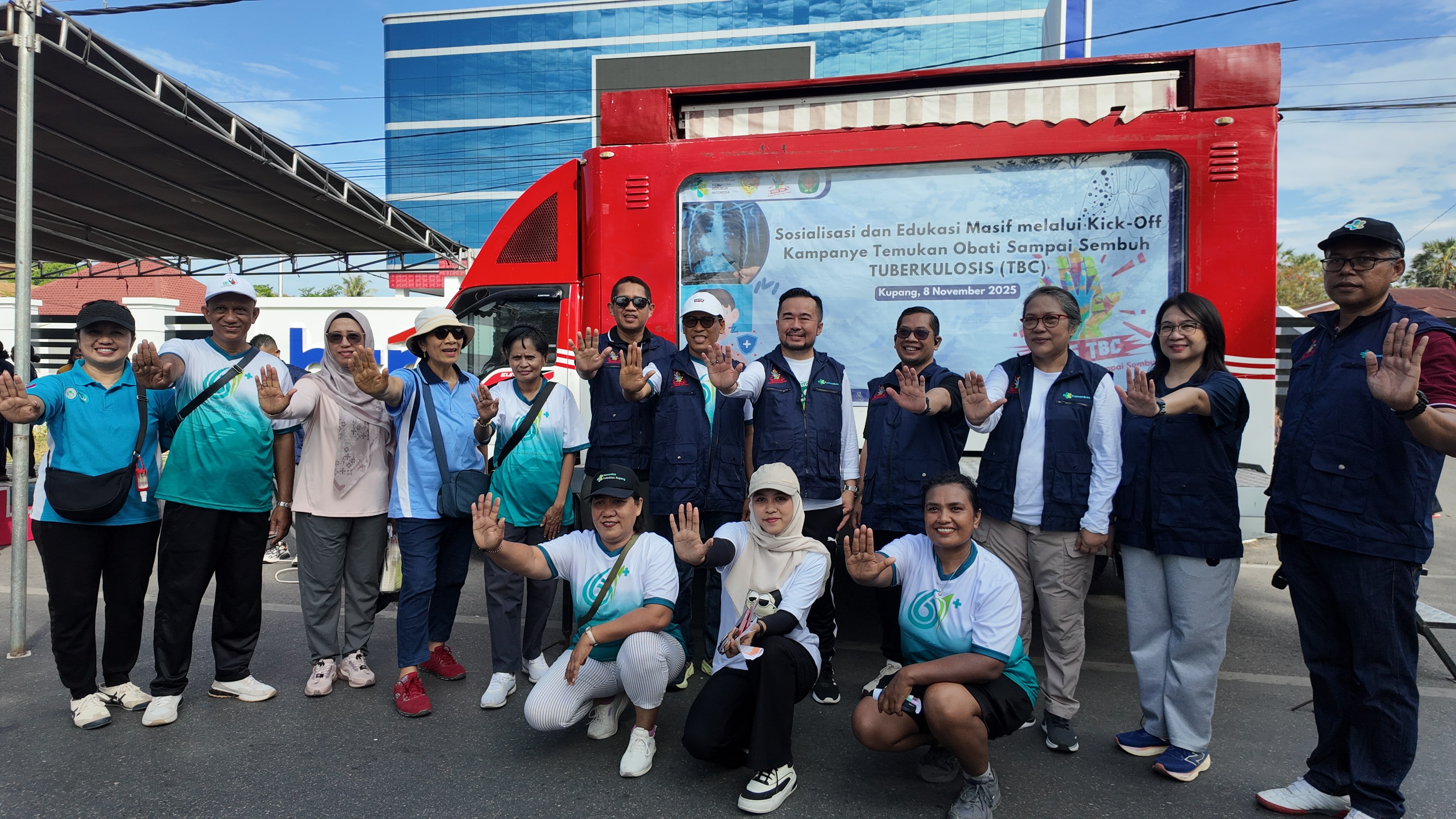 Kampanye Masif TOSS TBC di Car Free Day Kupang
