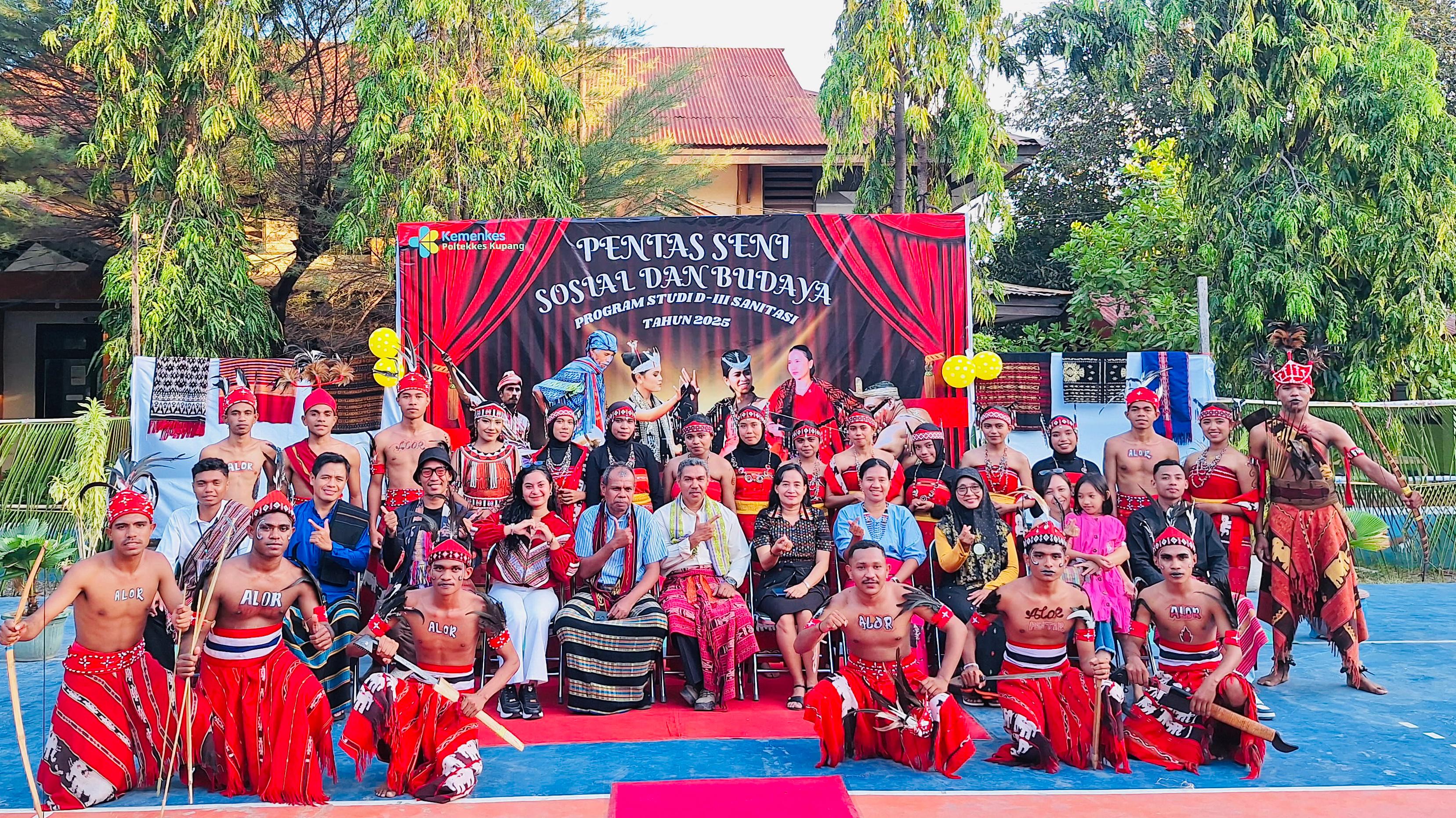 Merangkai Harmoni dan Budaya, Mahasiswa Sanitasi Tampil Penuh Warna
