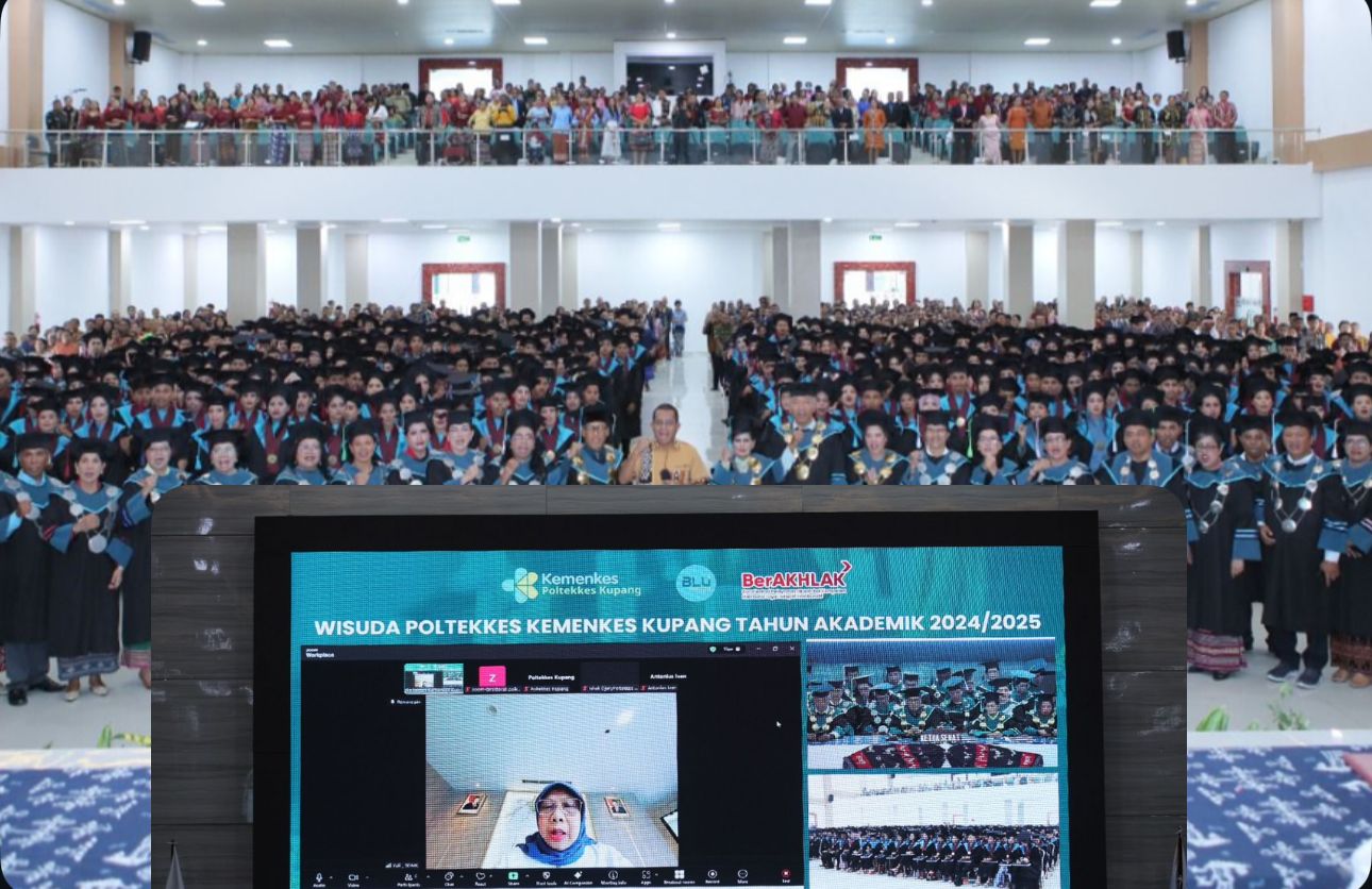 Gubernur NTT dan Dirjen SDMK Kemenkes RI dalam Sidang Senat Terbuka Poltekkes Kupang Tahun 2025
