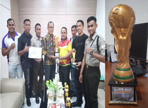 PENYERAHAN PIALA BERGILIR DAN PIALA TETAP OLEH TIM POLKESKU