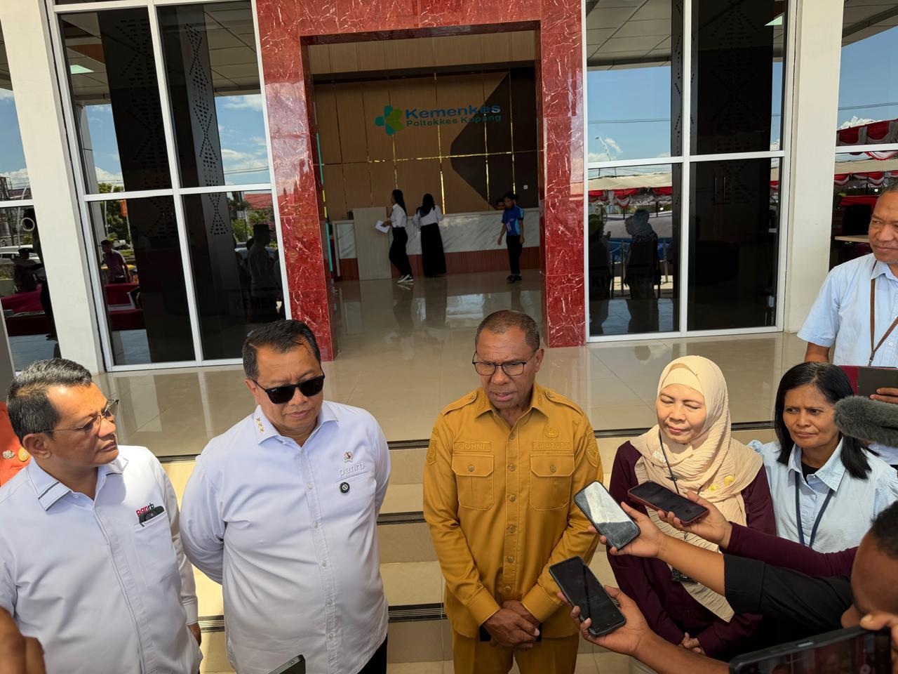 KUNJUNGAN WAKIL MENTERI PANRB DI GRHA POLTEKKES KEMENKES KUPANG TINJAU PELAKSANAAN UJIAN SELEKSI CAT